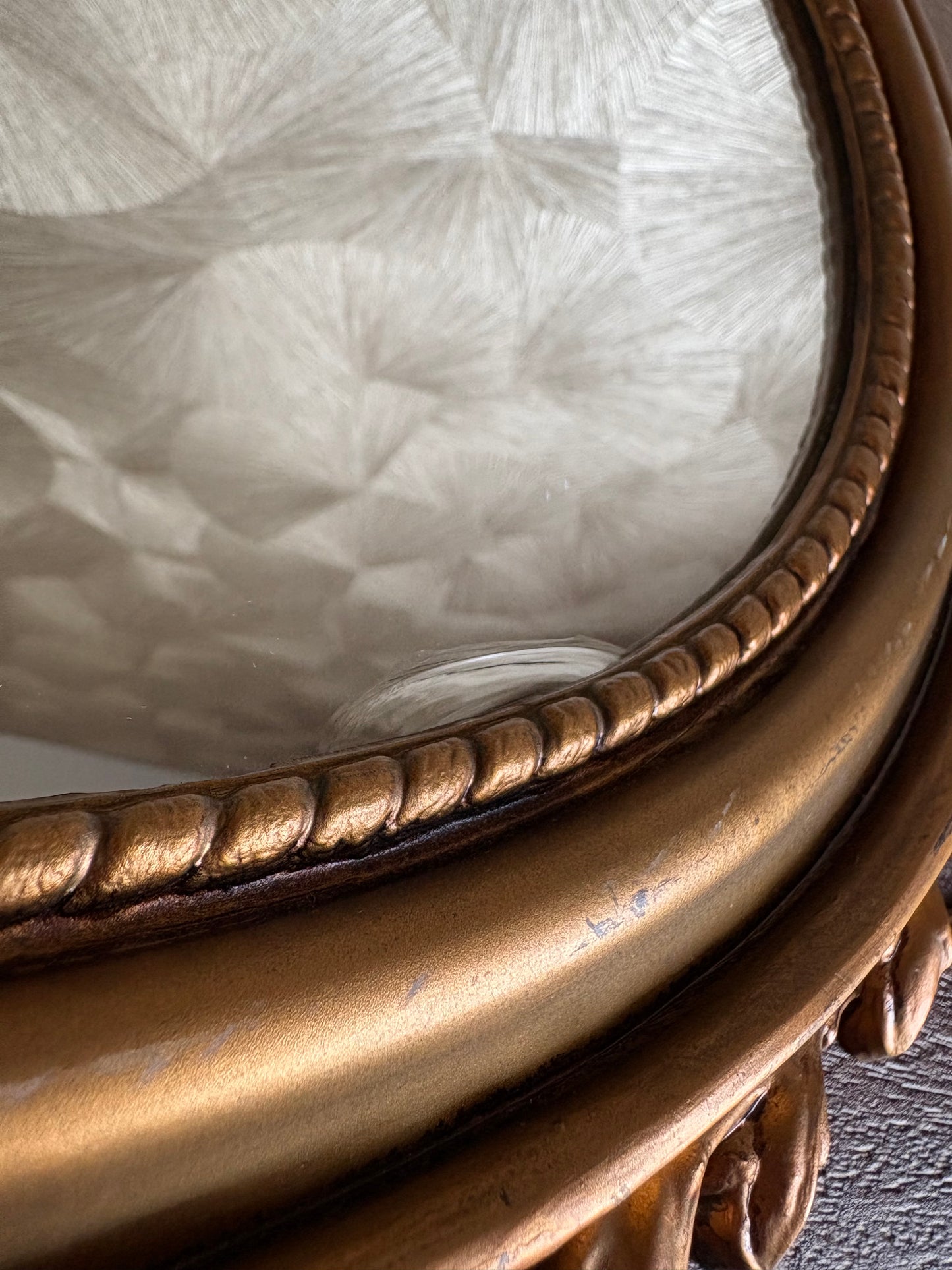 Vintage ovale Italiaanse gouden barokspiegel