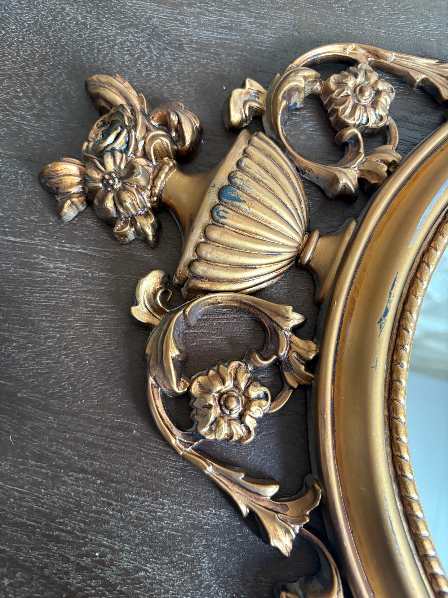 Vintage ovale Italiaanse gouden barokspiegel