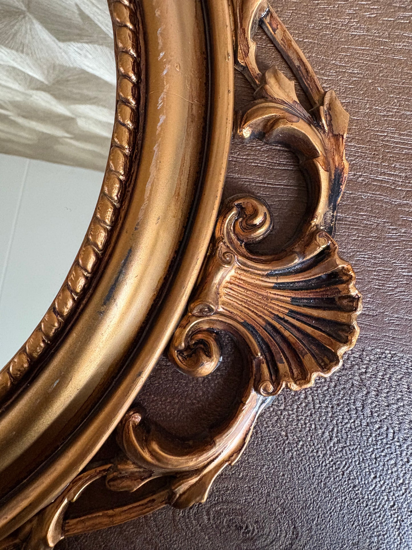 Vintage ovale Italiaanse gouden barokspiegel